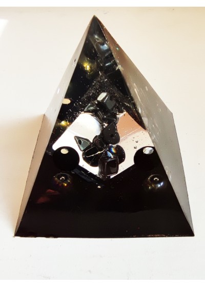 Пирамида оргонит с оникс, карбон и хематит за защита размер XL