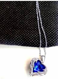 Нежно дамско колие сърце с инкрустиран кристал цвят тъмно синьо - подарък за любимата жена